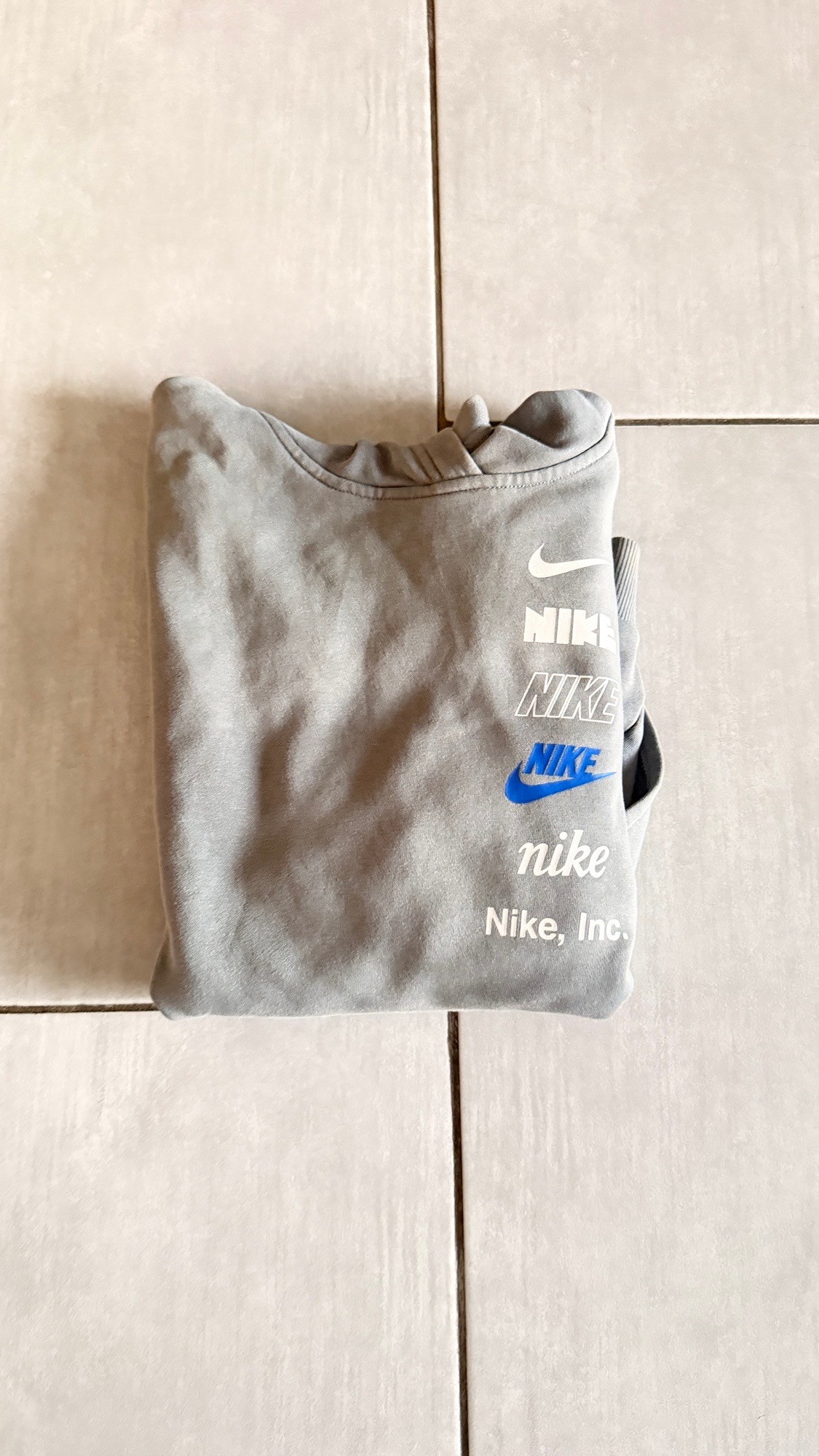 pull Nike gris