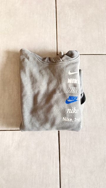 pull Nike gris
