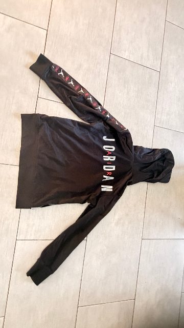 pull Jordan noire et gris